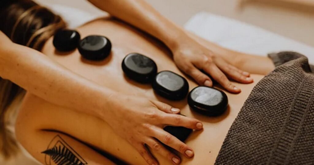 Profissionais qualificados oferecendo diferentes tipos de massagens relaxantes e terapêuticas no Rio de Janeiro, com destaque para técnicas como Abhyanga, Shiatsu e massagem relaxante, proporcionando bem-estar e alívio do estresse.