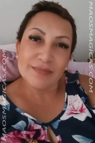 Terapeuta Flavia Maria aplicando massagens terapêuticas para aliviar o estresse e melhorar o equilíbrio corporal.