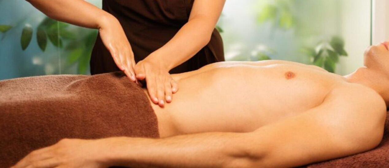 Massagista profissional oferecendo massagem relaxante em ambiente acolhedor no Rio de Janeiro.